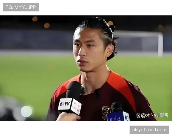张玉宁发张日常照，衣着随意桌上那堆东西像博物馆——这反差我消化不了